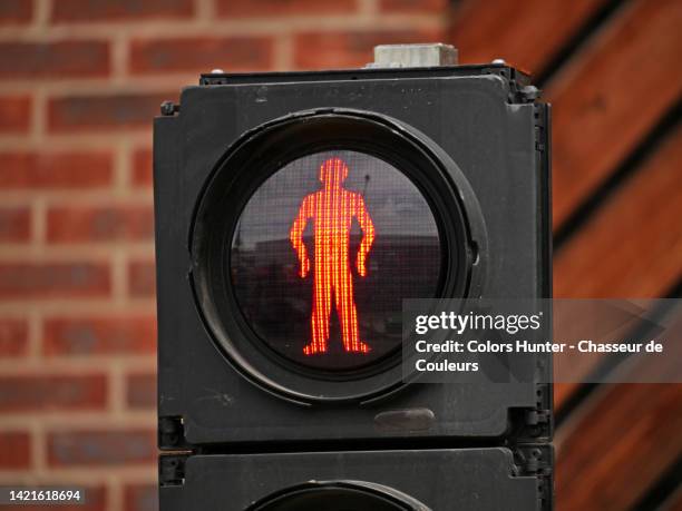 close-up of a pedestrian crossing traffic light in london, england, uk - signal lumineux de passage pour piéton photos et images de collection