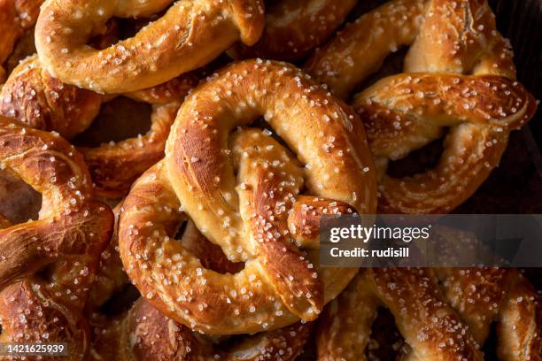 soft pretzels - pretzel stockfoto's en -beelden