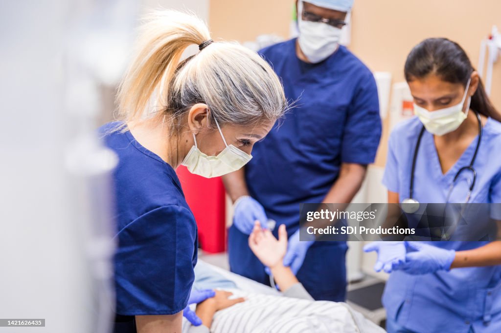 Ärzte im Gespräch mit dem Patienten