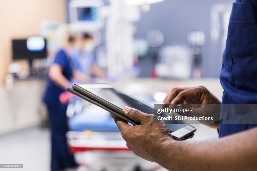 Nicht erkennbare Person mit digitalem Tablet