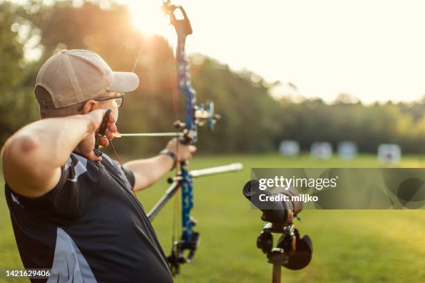 allenamento con l'arco all'aperto - tiro a segno foto e immagini stock