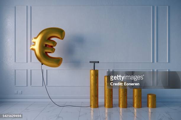 aufgeblasenes ballon-euro-zeichen - inflation euro stock-fotos und bilder