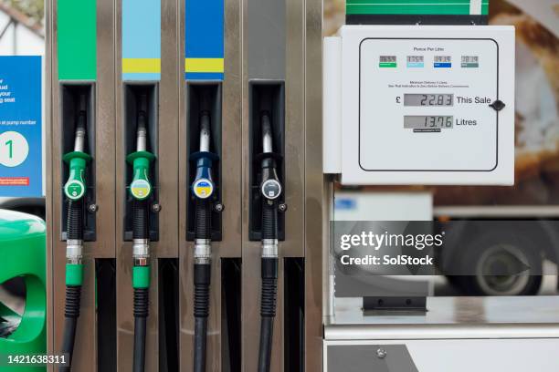 energy crisis in the uk - diesel brandstoftype stockfoto's en -beelden