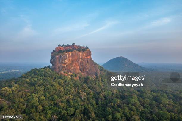 sigiriya rock vu d’en haut, province centrale, sri lanka - forteresse photos et images de collection
