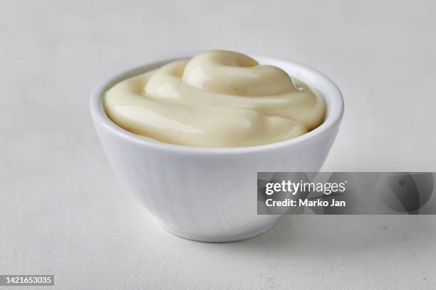 mayonnaise in a small ceramic bowl - mayonaise stockfoto's en -beelden