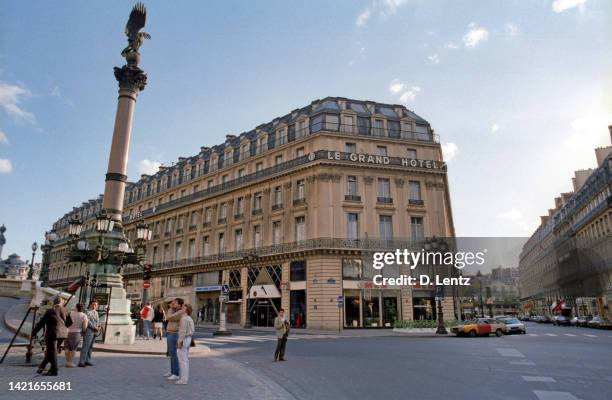 パリの歴史的なルグランホテル - intercontinental paris grand ストックフォトと画像