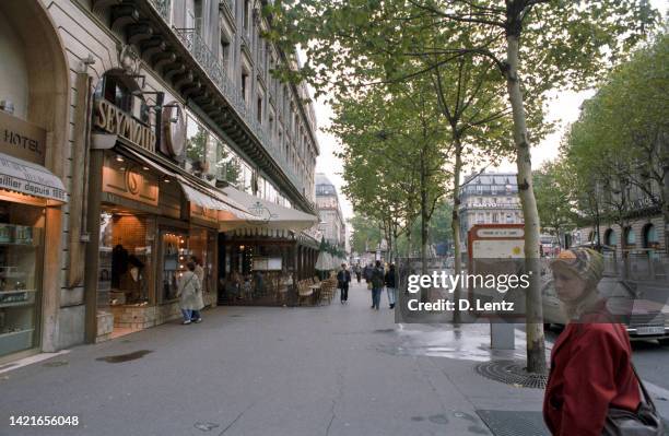 avenue des champs elysees sidewalk - champs elysees quarter stock pictures, royalty-free photos & images