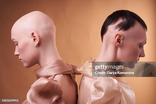 two women connected by the same problem, different stages of alopecia. - shaved head stockfoto's en -beelden