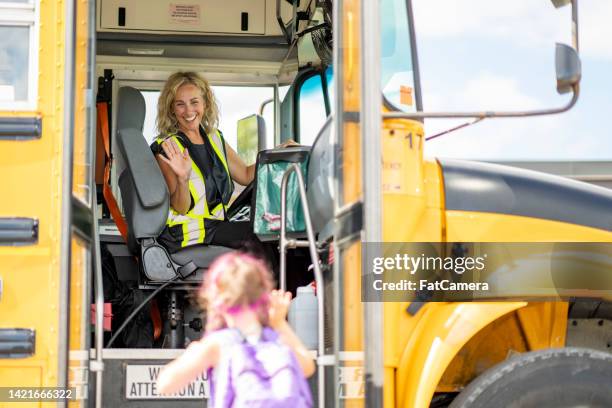 einsteigen in den schulbus - kids sitting together in bus stock-fotos und bilder