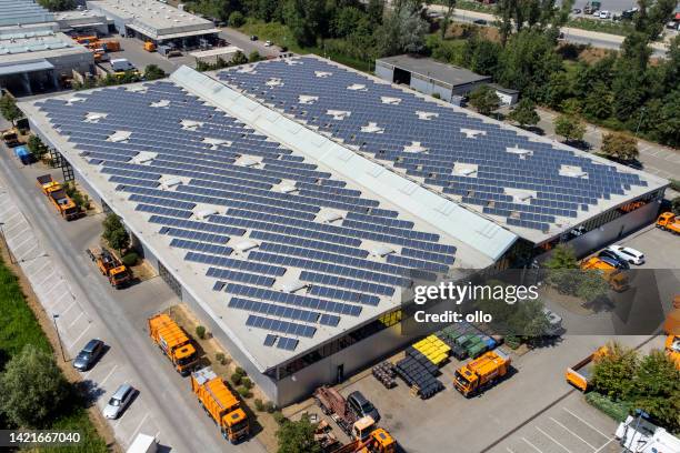großes industriegebäude, sonnenkollektoren und lastwagen - luftaufnahme - dach stock-fotos und bilder