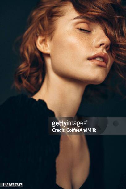 beautiful woman - autumn makeup stockfoto's en -beelden