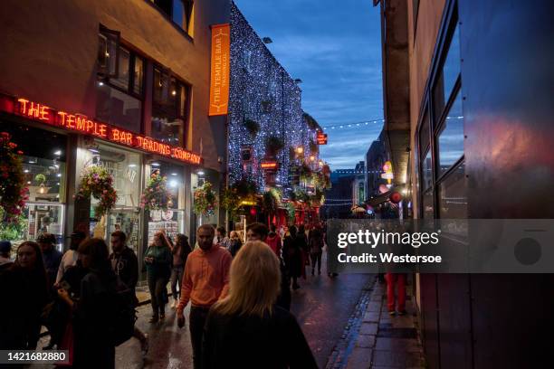 temple bar in dublin - busy pub stock pictures, royalty-free photos & images