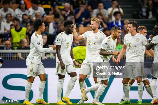 Bayern Muenchen team members celebrates a goal during the UEFA Champions League group C match between FC Internazionale and FC Bayern München at San...