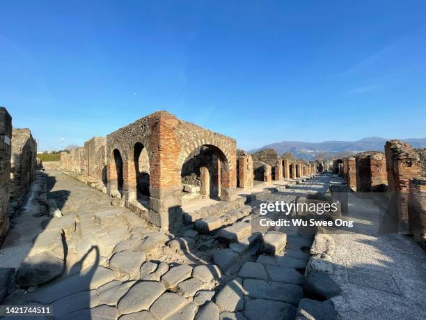 wide angle view of street in the ruined city of pompeii - pompei stock-fotos und bilder