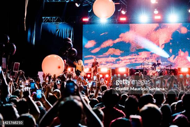 Mike Reeve Photos and Premium High Res Pictures - Getty Images