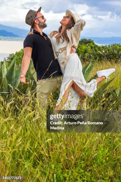 pareja enamorada divirtiéndose en un paisaje agavero - tequila fotografías e imágenes de stock