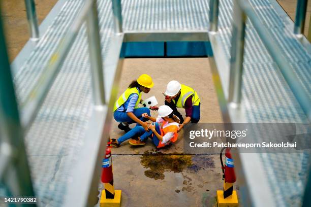 rust action - opgepast-gladde-vloer stockfoto's en -beelden