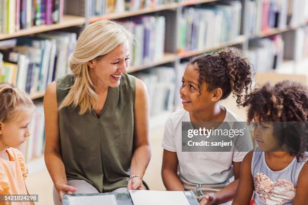 crianças visitando a biblioteca - grupo-pequeno-de-pessoas - fotografias e filmes do acervo