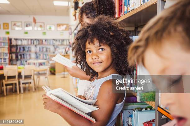 children visiting the library - kids reading imagens e fotografias de stock