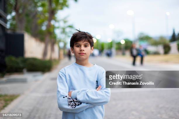 portrait of an eleven years old boy looking at the camera - 11 11 road stock-fotos und bilder