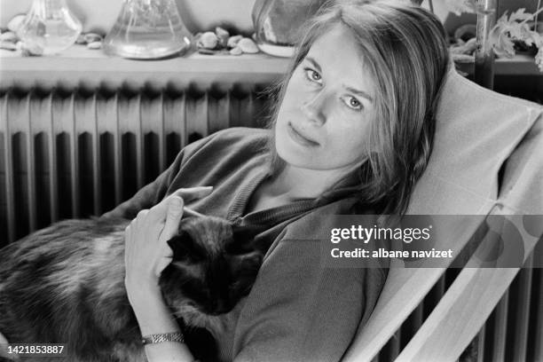 Actrice française Dominique Sanda pose avec son chat, 1980.