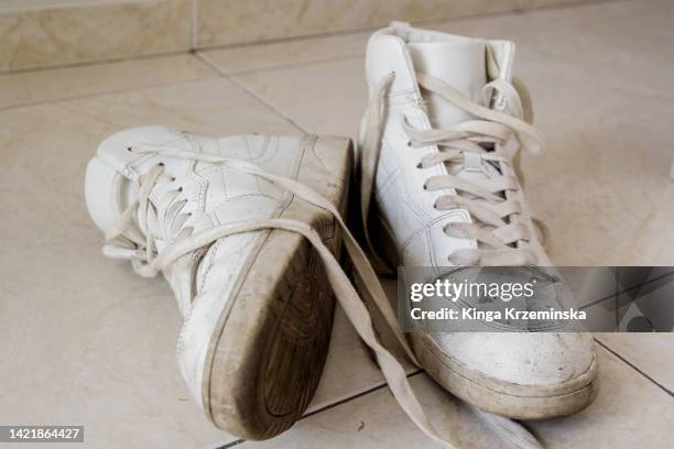 white sneakers - shoelace stock-fotos und bilder