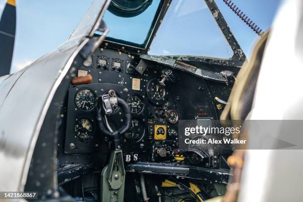 cockpit of supermarine spitfire vintage aircraft - avion de chasse photos et images de collection