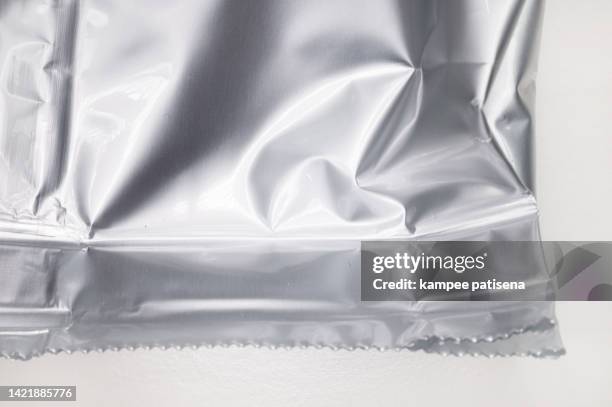aluminum foil bag - arrugado fotografías e imágenes de stock