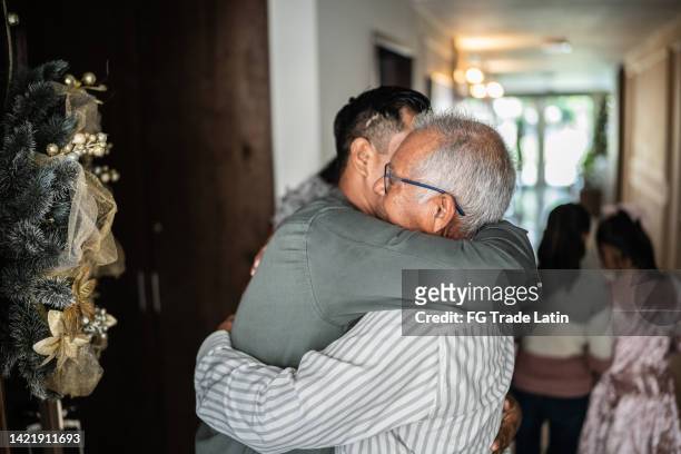 son fils salue son père à noël à la maison - merci de votre attention photos et images de collection