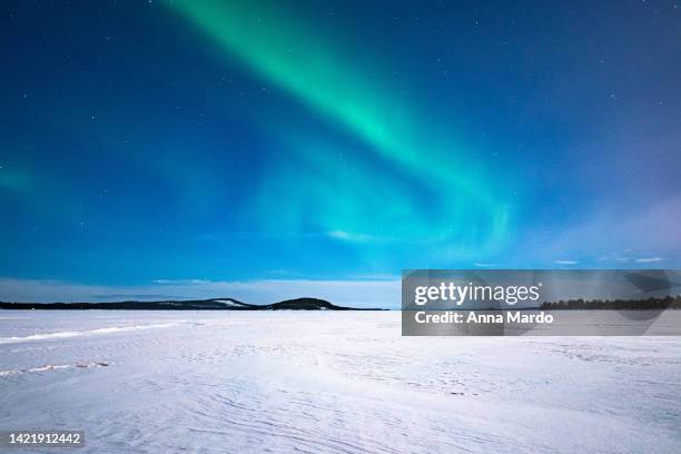 green northern lights on the sky at lake inari - snow scene stock pictures, royalty-free photos & images