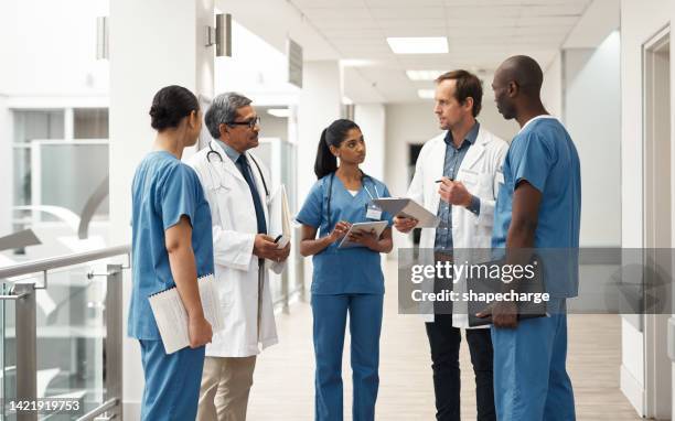 arzt, krankenschwester und medizinisches treffen mit tablet-, papier- und labordaten für die idee und forschung in der medizin im krankenhaus. teamwork, führung im gesundheitswesen und kommunikation der zusammenarbeit in der help clinic - business operations stock-fotos und bilder