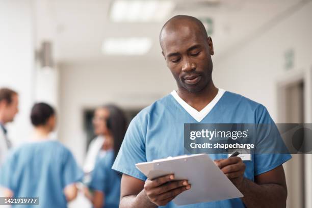 médico escribiendo en el documento para el seguro, planificando el cronograma con papeleo y haciendo un informe administrativo trabajando como enfermera en el hospital. trabajador dando firma en el contrato en la clínica de salud - form filling fotografías e imágenes de stock