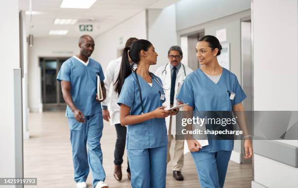 médico, enfermera y equipo del hospital que camina después de la cirugía exitosa, la reunión de medicina o la planificación del seguro de la clínica. trabajadores de la diversidad, sonrisa y feliz trabajo en equipo de atención médica en colaboraci� - trabajador-sanitario fotografías e imágenes de stock