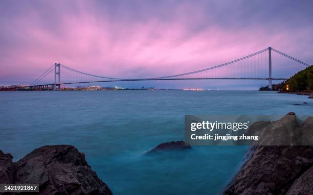 jiangyin yangtze river bridge under heavy clouds, jiangyin, wuxi, china - chang stock-fotos und bilder