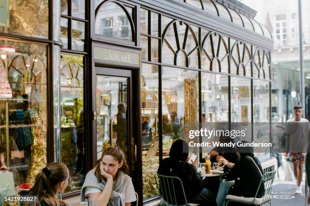 outdoor dining, london - laduree stockfoto's en -beelden
