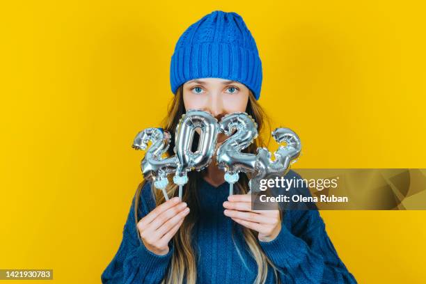 young woman in blue clothes holding 2023 year balloons. - alter wunsch fürs neue jahr stock-fotos und bilder