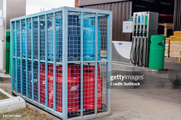 propan-gasflaschen-lagerung - storage tank stock-fotos und bilder
