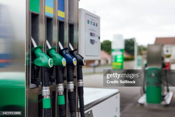 kraftstoffe an einer tankstelle - zapfsäule stock-fotos und bilder