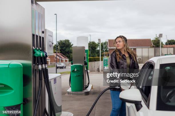presupuestación sobre combustible - bomba de combustible fotografías e imágenes de stock