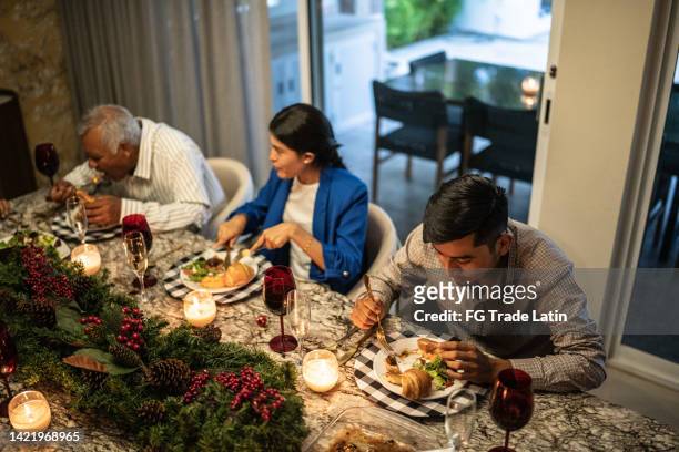 familienessen am esstisch an weihnachten zu hause - 18 23 monate stock-fotos und bilder