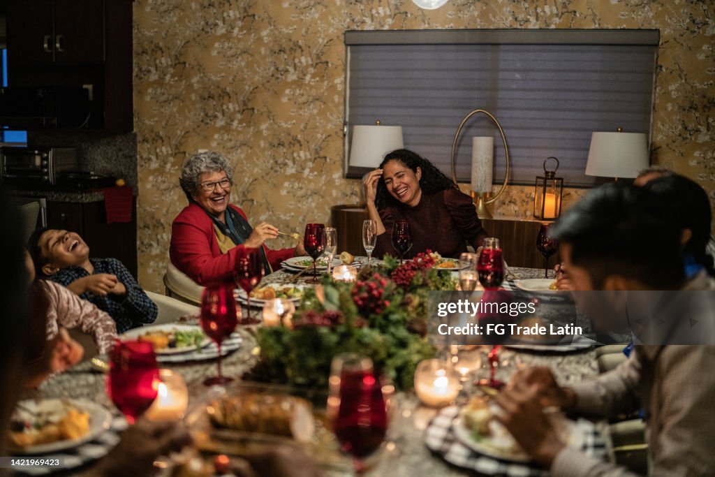 Familiengespräch am Esstisch zu Weihnachten zu Hause