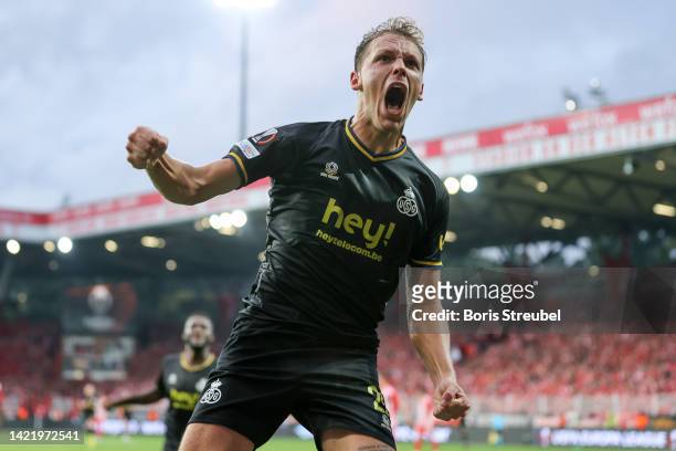Senne Lynen of Royale Union Saint-Gilloise celebrates after scoring their team's first goal during the UEFA Europa League group D match between 1. FC...