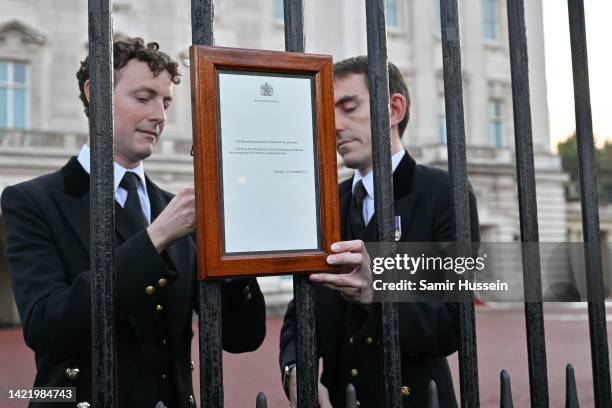 The official Royal announcement of the death of Queen Elizabeth II on the gates of Buckingham Palace on September 08, 2022 in London, England....