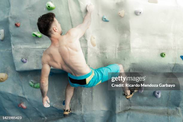 teenage muscular guy training climbing - tissu fibreux blanc photos et images de collection