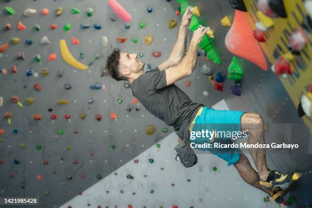 teenage muscular guy training climbing - tecido fibroso branco imagens e fotografias de stock