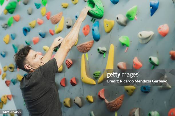 teenage muscular guy training climbing - tecido fibroso branco imagens e fotografias de stock