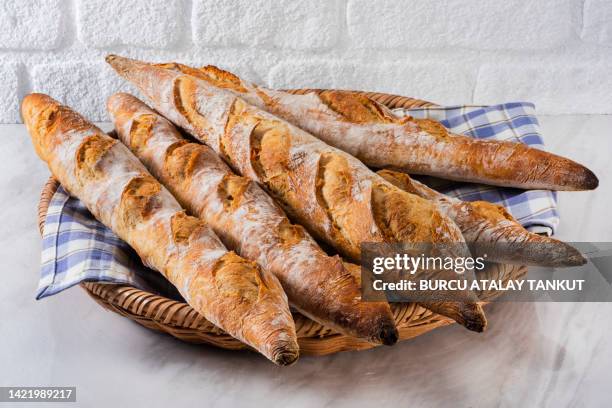french baguette - barra de pan francés fotografías e imágenes de stock