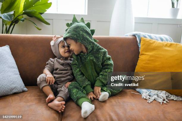 familie zu weihnachten zu hause - familie mit zwei kindern stock-fotos und bilder