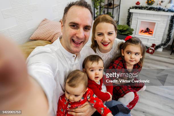 junge familie mit kindern, die an weihnachten selfies machen - baby 3 months stock-fotos und bilder
