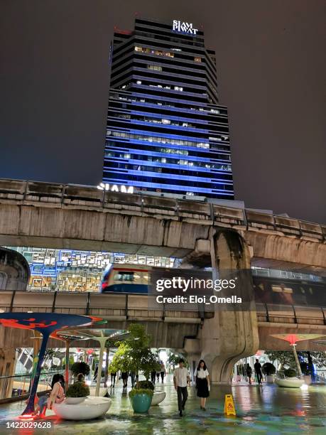 siam piwat tower, un exclusivo edificio de oficinas de 30 plantas en el centro de bangkok - traffic jams in bangkok fotografías e imágenes de stock